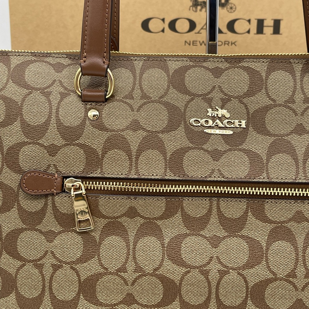Coach Gallery Tote Bag in Signature Canvas - Picture 2 of 12